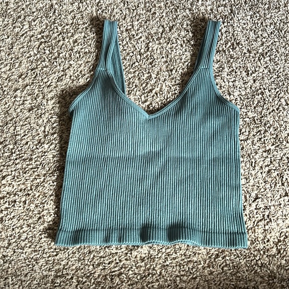 Cute teal cropped tank - Picture 1 of 3